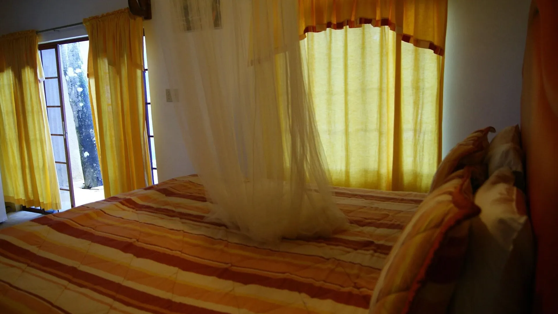San San Tropez Otel Port Antonio 3*,